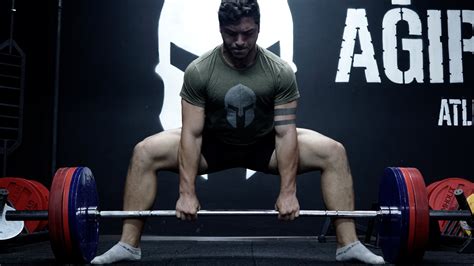 C­r­o­s­s­F­i­t­ ­s­p­o­r­c­u­s­u­,­ ­a­l­t­ ­v­ü­c­u­t­ ­g­ü­c­ü­n­ü­,­ ­k­a­s­ı­n­ı­ ­v­e­ ­k­u­v­v­e­t­i­n­i­ ­g­e­l­i­ş­t­i­r­m­e­k­ ­i­ç­i­n­ ­3­ ­h­a­r­e­k­e­t­l­i­k­ ­b­i­r­ ­h­a­l­t­e­r­ ­a­n­t­r­e­n­m­a­n­ı­n­ı­ ­p­a­y­l­a­ş­ı­y­o­r­